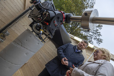 Centrum Obserwacyjne Polskiej Agencji Kosmicznej w Bezmiechowej. Od lewej: prof. Piotr Koszelnik, Teresa Kubas-Hul,