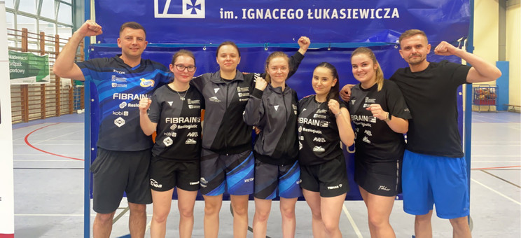Od lewej: Karol Paśko (trener), Aleksandra Guzik, Martyna Motyka, Weronika Wołowiec, Oliwia Wątor, Katarzyna Galus, Tomasz Lewandowski (trener),