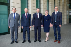 Rektor z prorektorami. Od lewej: prof. PRz B. Miller, prof. J. Sęp, prof. P. Koszelnik, prof. PRz I. Włoch, prof. PRz L. Gniewek, 