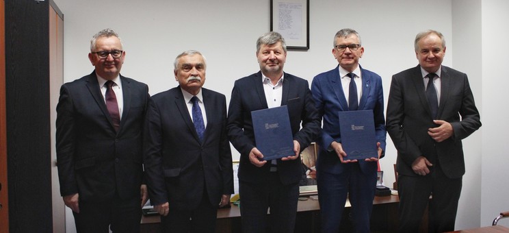 Od lewej: mgr inż. K. Gizycki, prof. dr hab. inż. M. Gosztyła, prof. dr hab. inż. P. Koszelnik, mgr J. Lelek, prof. dr hab. inż. L. Lichołai,