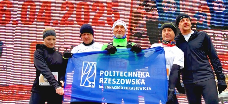 Przed startem ekipa Klubu Biegacza wraz z absolwentką PRz M. Kobrzyńską,